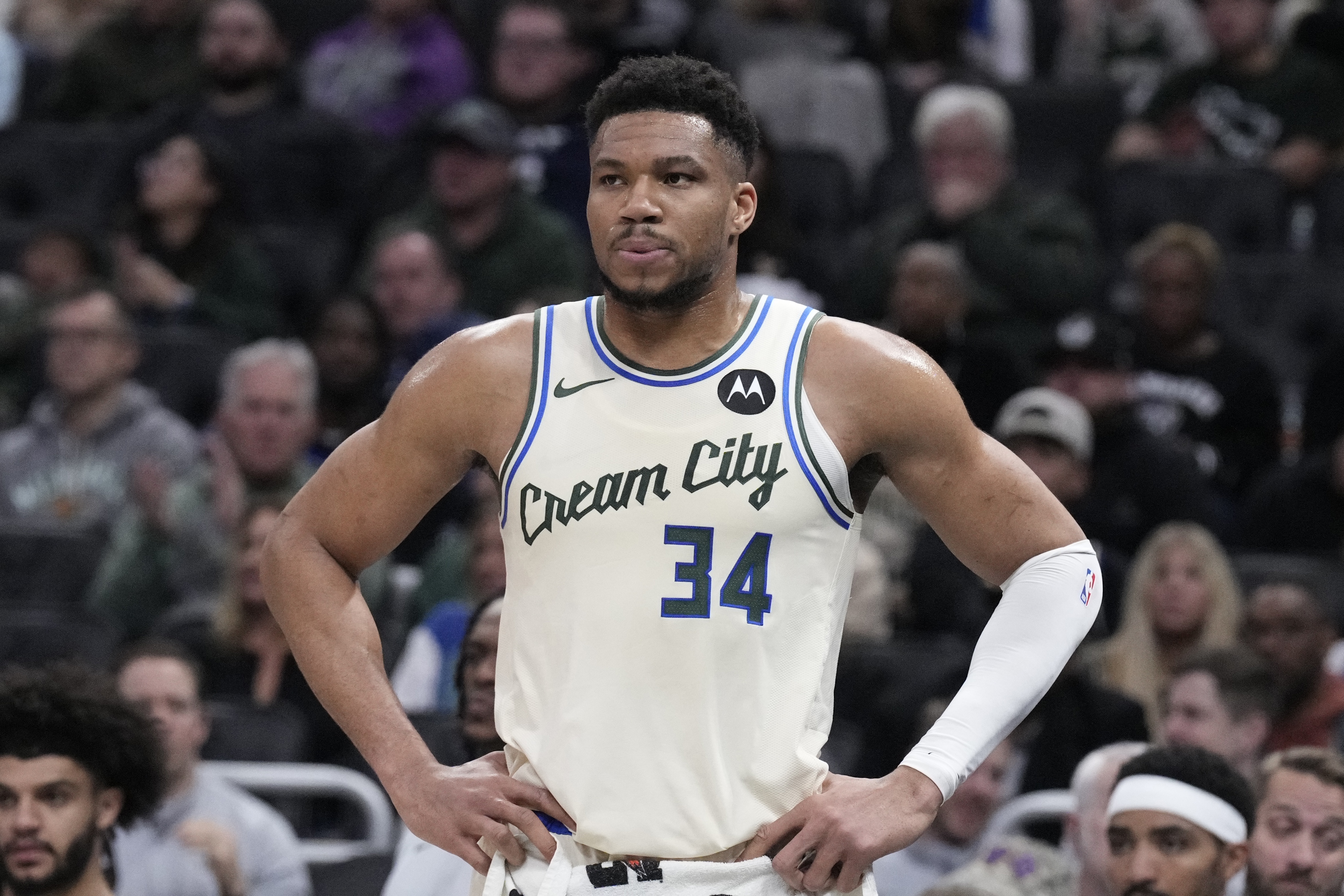 开云体育入口-打得难受！字母哥轻微崴脚坚持打 全场砍下22分6板3助 有4失误